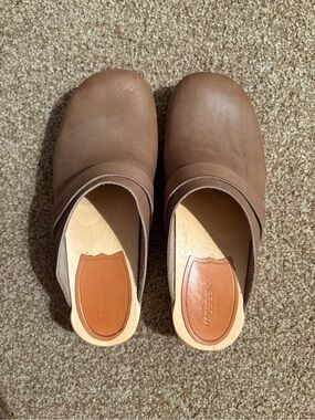 Women’s Medium Brown Leather Clogs